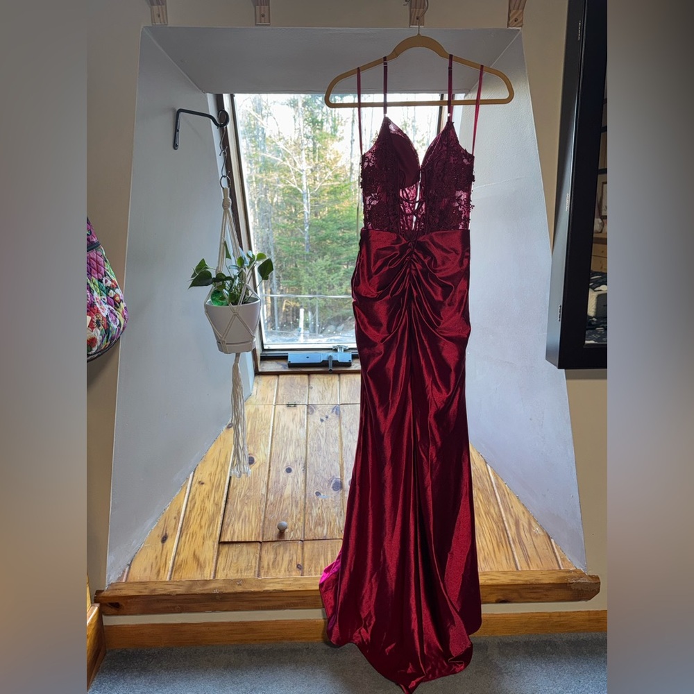 Elegant Burgundy Lace Prom Dress | Size 0/2